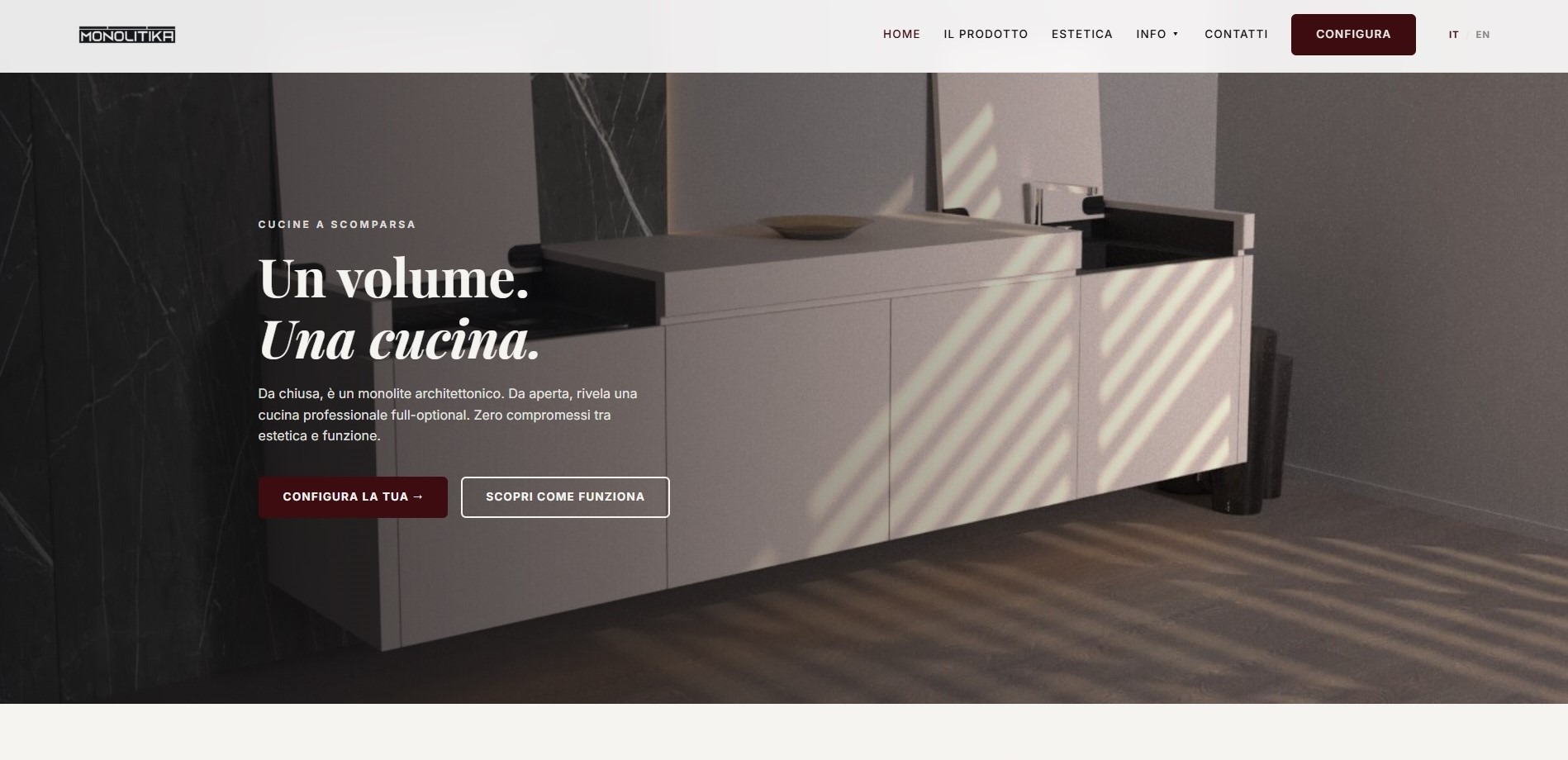 Cucina a scomparsa Monolitika modello GROUND in un soggiorno open space di design