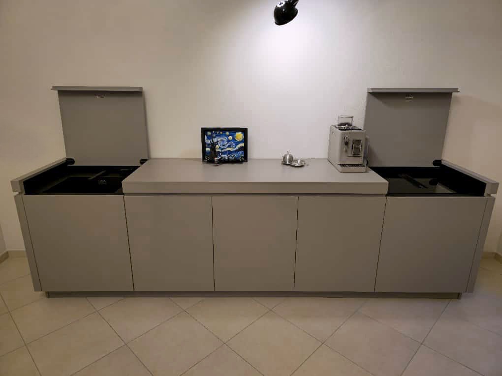 Cucina a scomparsa grigia a Casale Monferrato