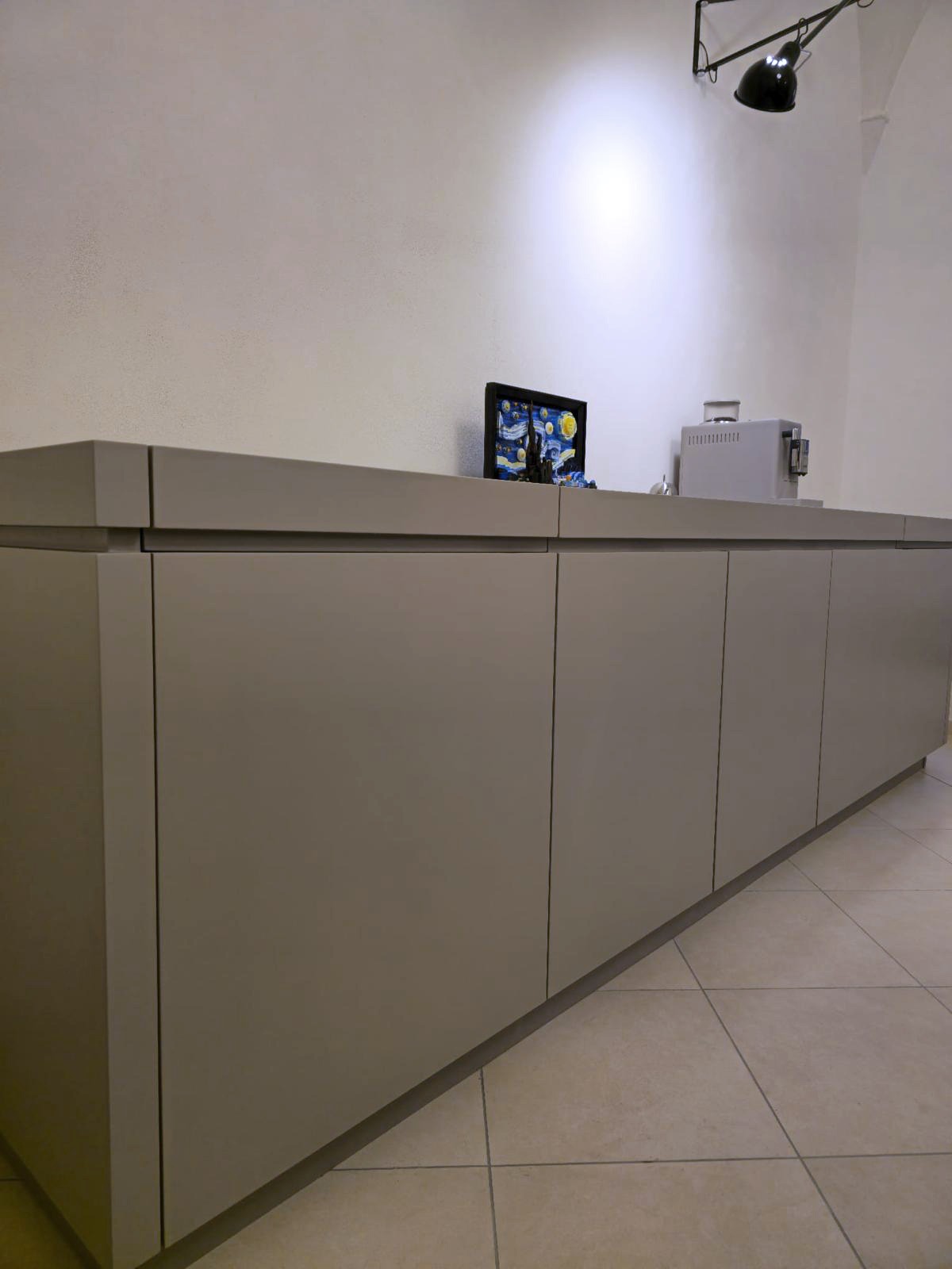 Cucina a scomparsa grigia a Casale Monferrato